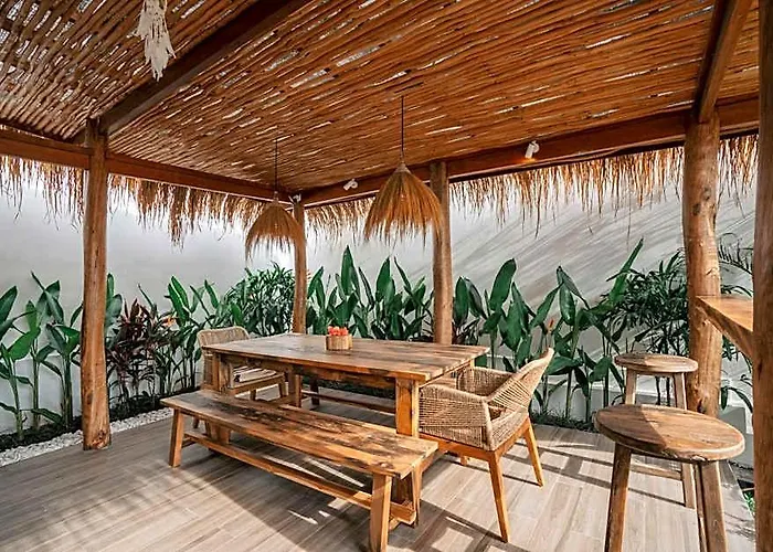 Hotel Ehoa Nyanyi Boutique - In Front Of Entrance To Nuanu