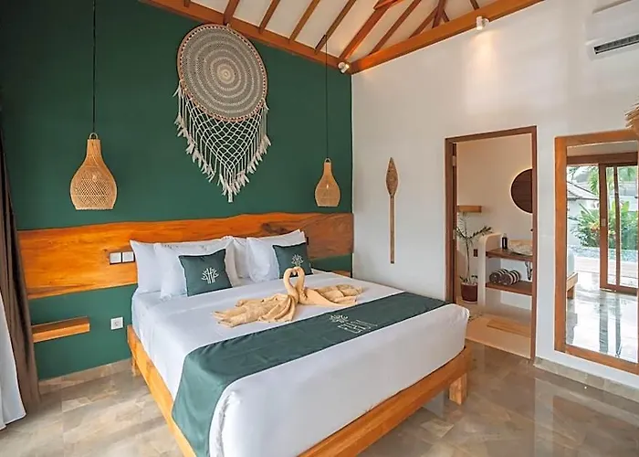 Hotel Ehoa Nyanyi Boutique - In Front Of Entrance To Nuanu 4*
