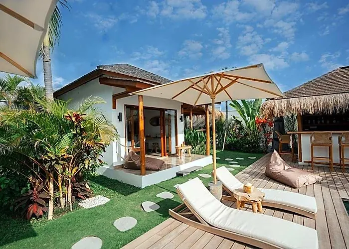 Ehoa Nyanyi Boutique - In Front Of Entrance To Nuanu 4* Tanjungan