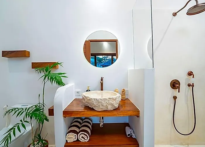 Ehoa Nyanyi Boutique - In Front Of Entrance To Nuanu Tanjungan