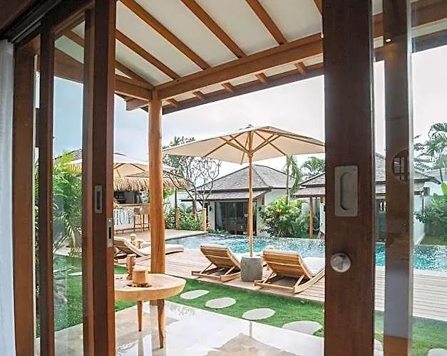 Ehoa Nyanyi Boutique - In Front Of Entrance To Nuanu Hotel Tanjungan