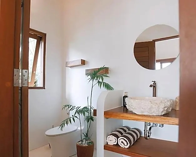 Ehoa Nyanyi Boutique - In Front Of Entrance To Nuanu Hotel 4*