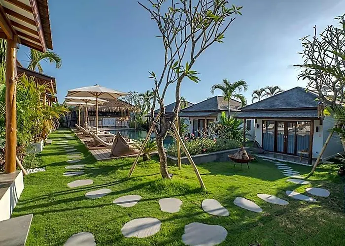 Ehoa Nyanyi Boutique - In Front Of Entrance To Nuanu Hotel 4*
