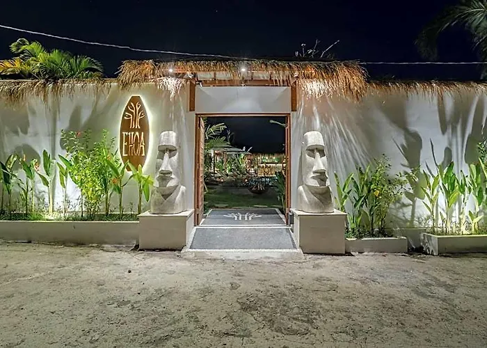 Ehoa Nyanyi Boutique - In Front Of Entrance To Nuanu Hotel Tanjungan